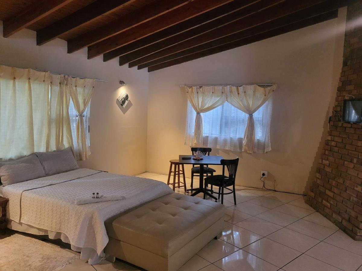 Albatrossways Lodge Sandton Extérieur photo