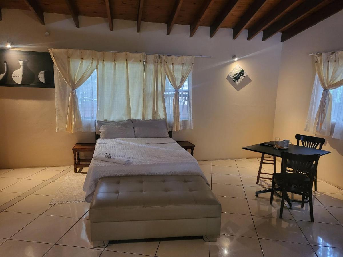 Albatrossways Lodge Sandton Extérieur photo