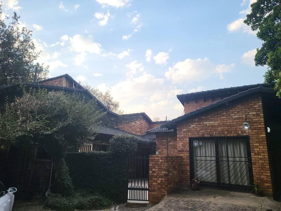 Albatrossways Lodge Sandton Extérieur photo