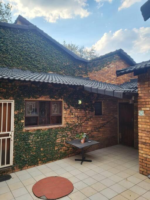 Albatrossways Lodge Sandton Extérieur photo