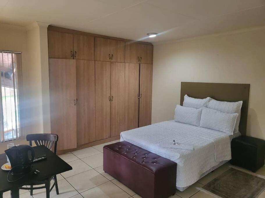 Albatrossways Lodge Sandton Extérieur photo